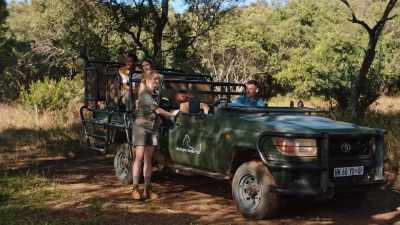 - Are you sure? They...
- (hippos grunting) - A Safari Romance