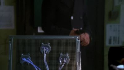 - Are these...?
- Memory discs from dead shapeshifters. - Fringe