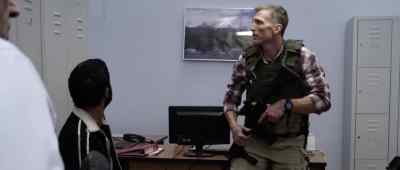 - Are those gunshots?
- Don't move! Come on, let's go. - Jarhead 3: The Siege