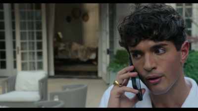 - Are you with Anna?
- Yeah. - Inventing Anna