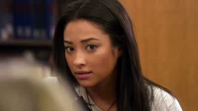 Are you reading that fast or fanning yourself? - Pretty Little Liars