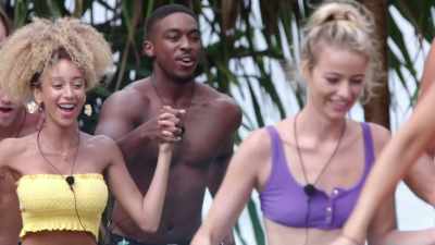 >> ARE YOU READY TO PLAY DUNK IN
LOVE? - Love Island
