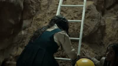 ارفعي رأسك وأنت تصعدين. - From the Ashes: The Pit