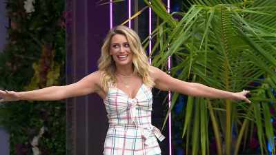 >> Arielle: HELLO, ISLANDERS. - Love Island