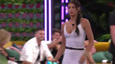 ♪
>> Arielle: NOTE TO KRISTEN. - Love Island