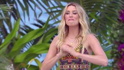 >> Arielle: SO WE HAVE FIVE
COUPLES, MICHAEL AND ALEXANDRA, - Love Island