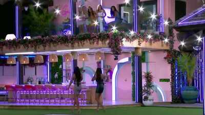 >> Arielle: SOMETHING TELLS
ME THAT EVEN WITH THE 76 - Love Island