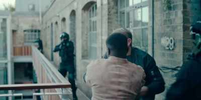 Armed police! Armed police!
Get down! - Hijack