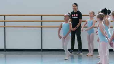 Arms up, Isabela!
Arms higher, lift them. - On Pointe