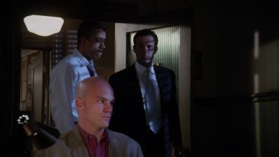 -Arrancou algo dele?
-Não. Não quer falar. - Charmed