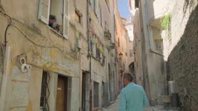 Arriving in Grasse,
he is immediately greeted - Write Around the World with Richard E Grant