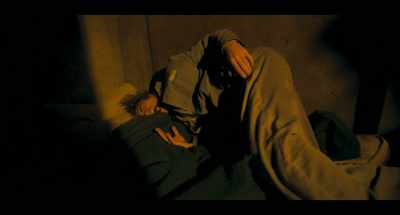 - [Arthur cackling]
- [guard grunts] - Joker: Folie à Deux