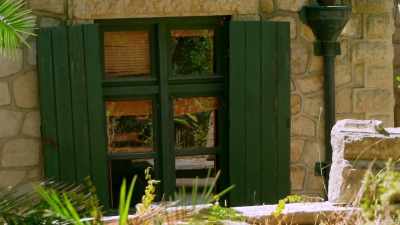 Arthur lived here
in high Victorian style. - Raiders of the Lost Past with Janina Ramirez
