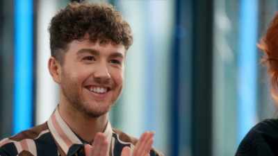 -[artists applaud]
-I'm really honored to be here. - Glow Up: Britain's Next Make-Up Star