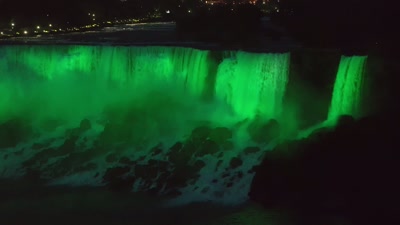 As iluminações transformam
as Cataratas do Niágara - Pride From Above
