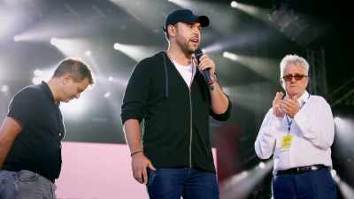 As much as his voice broke
on stage, - Taylor Swift vs Scooter Braun: Bad Blood