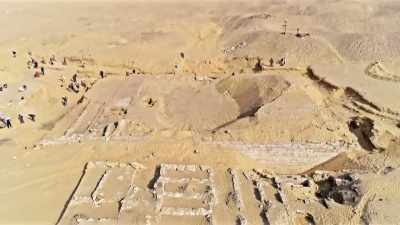 As the archaeologists work
on in the desert, I'm starting - Tutankhamun: Secrets of the Tomb