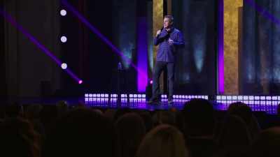 Ascultă,
dacă-ţi vezi inamicul prin binoclu, - Brian Regan: Nunchucks and Flamethrowers