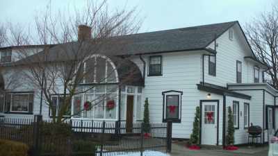 [Ashley]
This is a full... farm. - Christmas in Maple Hills
