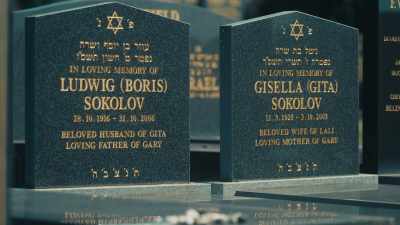 Así que las bajamos
Para que sepas que hemos estado - The Tattooist’s Son: Journey to Auschwitz