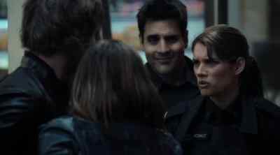 - Asile five.
- You go long, I'll cut him off. - Rookie Blue