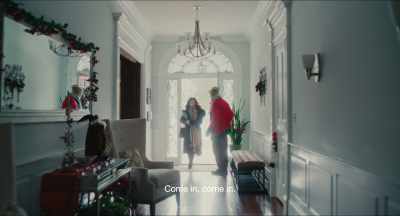 [assistant in Spanish]
[bell ringing] - Christmas Cowboy