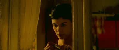 At this precise moment, only Amélie has the key to the riddle of the mystery man. - Amélie