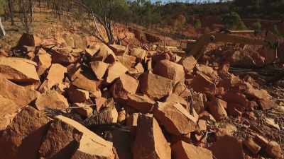 At the Bald Knob claim,
the excavator's fixed - Outback Opal Hunters