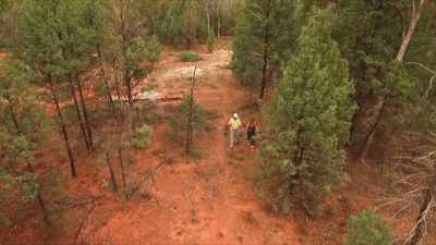 At the next location, Al believes
he can increase their chances - Outback Opal Hunters