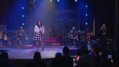 - Atât de delicat.
- E atât de delicat. - Alex Borstein: Corsets & Clown Suits