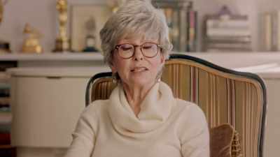 Até que alguém me disse:
"Você precisa de terapia." - Rita Moreno: Just a Girl Who Decided to Go for It