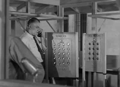 Attention, all towers.
This is the warden. - Riot in Cell Block 11