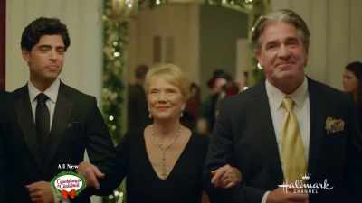 Attention, everybody.
Thank you. - Next Stop, Christmas