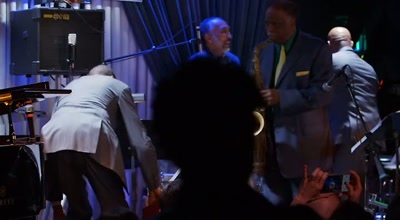 (audience applauding
and cheering) - Ron Carter: Finding the Right Notes