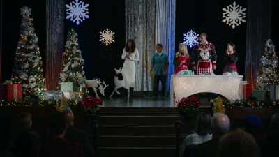 (audience applauding)
(audience cheering) - Magic in Mistletoe