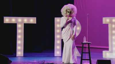 [audience applauding]
[audience cheering] - Trixie Mattel: Skinny Legend