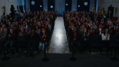 (audience applauding)
(bright music) - Magic in Mistletoe