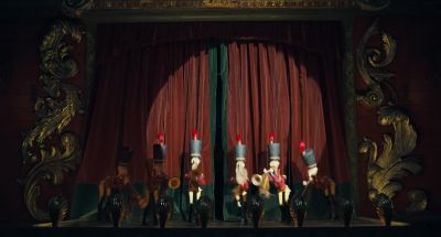 -(AUDIENCE APPLAUDING)
-(HISSING) - Pinocchio