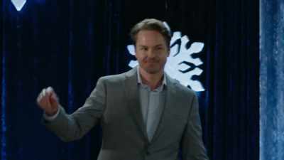 (audience applauding)
(light music) - Magic in Mistletoe