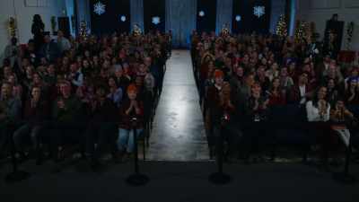 (audience applauding) - Magic in Mistletoe