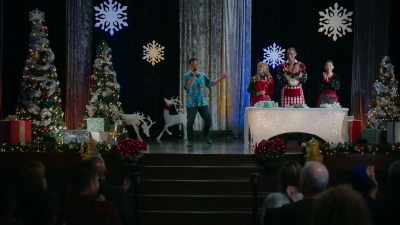 (audience applauding) - Magic in Mistletoe