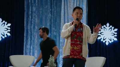 (audience applauding) - Magic in Mistletoe
