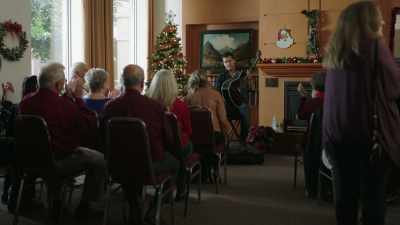 (audience applauds) - Rock N' Roll Christmas