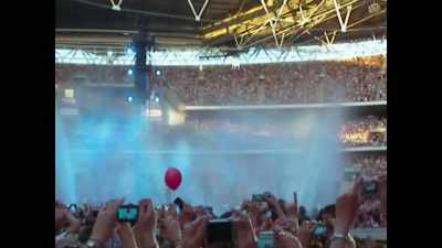 (audience applause) - I Used to Be Normal: A Boyband Fangirl Story