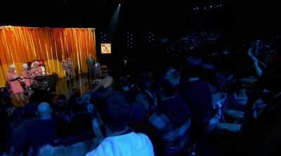 (audience applause) - Annie Live!
