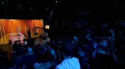 (audience applause) - Annie Live!