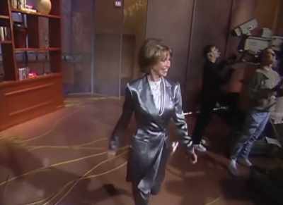 - (AUDIENCE CHEERING, APPLAUDING)
- ♪ (SOFT MUSIC PLAYING) ♪ - Being Mary Tyler Moore