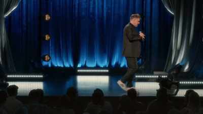 [audience cheering]
[audience applauding] - Craig Ferguson: I'm So Happy