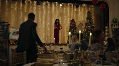 (audience cheering)
(audience applauding) - Magic in Mistletoe