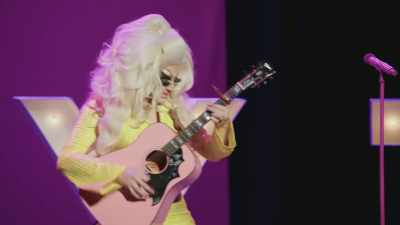 [audience cheering]
[audience applauding] - Trixie Mattel: Skinny Legend